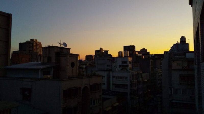 台北のホテルのバルコニーから見た朝焼け