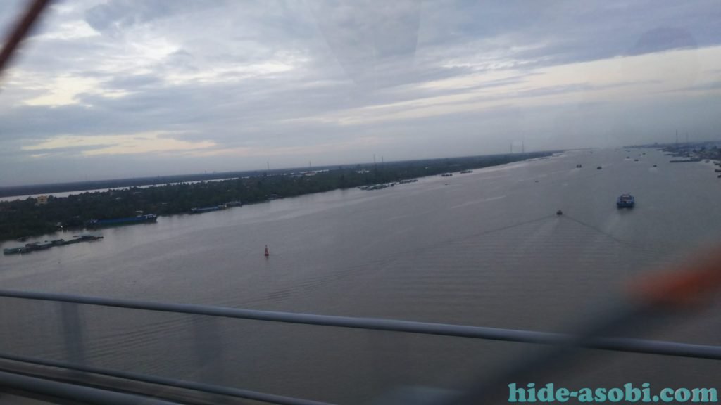 ベトナム、メコン川の橋の上からの眺め