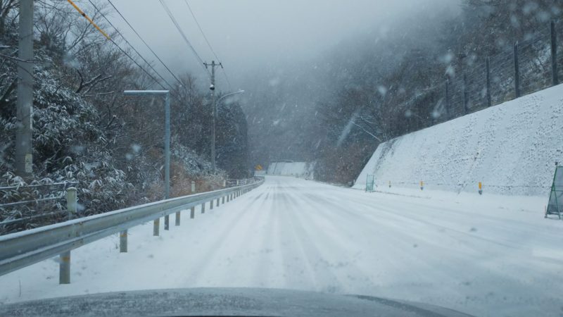冬の雪の山道